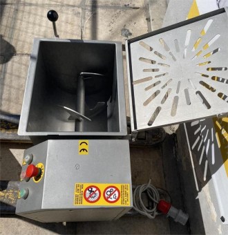 Μεταχειρισμένη Μπιφτεκομηχανή Αυτόματη Με 2 Μήτρες του Ιταλικού οίκου  LA MINERVA  